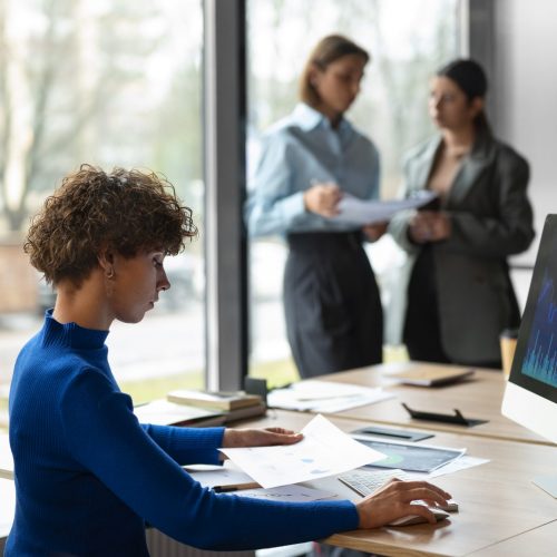 personnes-au-bureau-analysant-et-verifiant-les-graphiques-financiers personnes-au-bureau-analysant-et-verifiant-les-graphiques-financiers